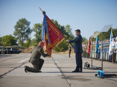 Президент вручив орден «Золота Зірка» сестрі Героя України Сергія Михальчука, а також бойові прапори командирам частин, яким присвоєні почесні найменування  