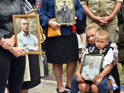 У Києві сім’ї загиблих під Іловайськом і Дебальцевим військових пікетували посольство Російської Федерації  