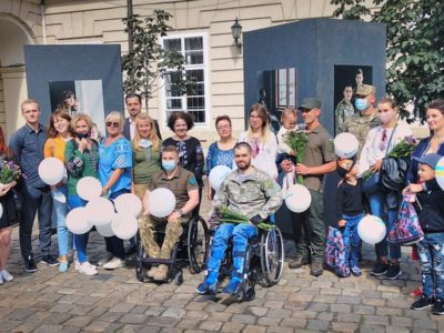 Фотограф із Луганська у Львові своїми світлинами подякувала родинам українських воїнів  