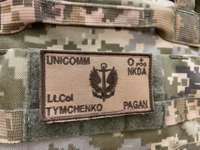 «Санітарний ідентифікатор» на бронежилет: навіщо військам новий нагрудний знак  