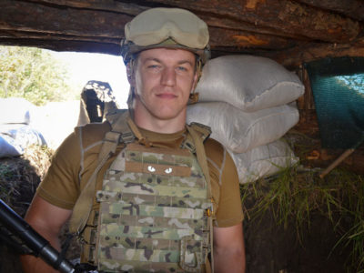 Офіцер готується до змагань з армреслінгу на передовій  