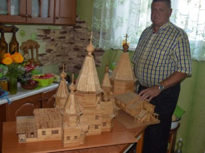 Представник Збройних Сил України виготовляє дерев’яні храми у мініатюрі  