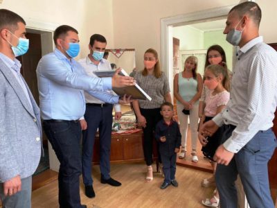 Багатодітній сім’ї учасника АТО з Львівщини придбали житло  