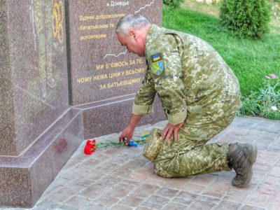 Командувач об’єднаних сил ЗСУ генерал-лейтенант Сергій Наєв вшанував загиблих воїнів АТО/ООС