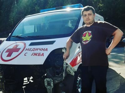 Незрячий вінницький волонтер із друзями ремонтує «швидку» для спецпризначенців  