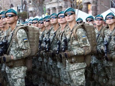 Українці найбільше довіряють армії, найменше – чиновникам і суддям