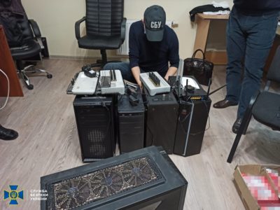 СБУ заблокувала діяльність потужної «ботоферми», яку координували куратори з Росії