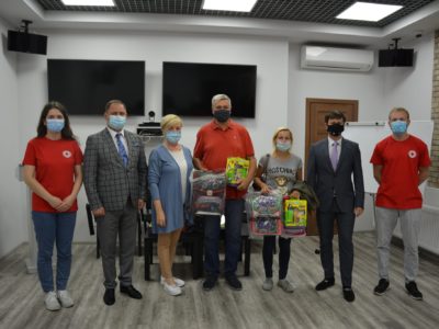Для дітей загиблих захисників України Червоний Хрест України передав ранці зі шкільним приладдям  