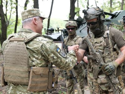 Командувач об’єднаних сил ЗС України генерал-лейтенант Сергій Наєв  привітав та нагородив розвідників  