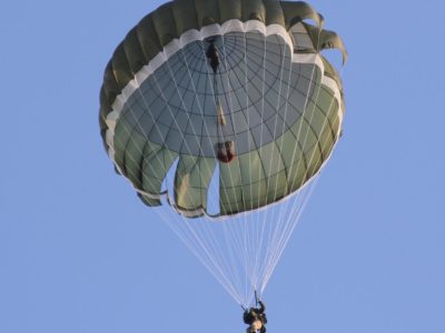 Нова партія польських парашутних систем надійде в Повітряні Сили ЗСУ до кінця року  