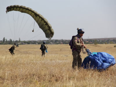  «Об’єднані зусилля — 2020»: українські десантники вразили філігранною точністю приземлення  