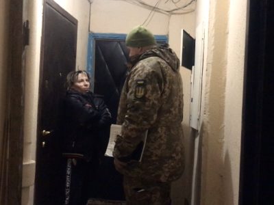 «Не відчинили двері» – у київському військкоматі назвали головні проблеми, з якими стикаються під час призову  