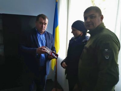 Мама загиблого в авіатрощі курсанта отримала нагороду сина  