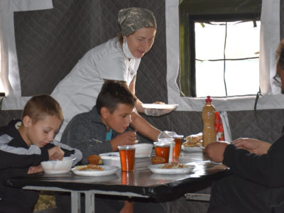 Військові облаштували їдальню для жителів Луганщини, які зазнали лиха  