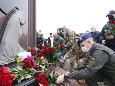 На найбільшому військовому кладовищі України вшанували пам’ять захисників, які загинули у війні з Росією  