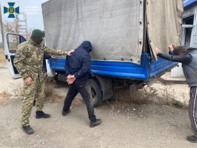 На Донеччині СБУ затримала мешканців, які пропонували хабар військовослужбовцю ЗСУ за сприяння в переміщенні підакцизних товарів  
