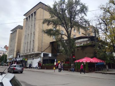 У Чернівцях пам’ятку архітектури — будівлю Будинку офіцерів — «прикрили» триповерховою прибудовою  