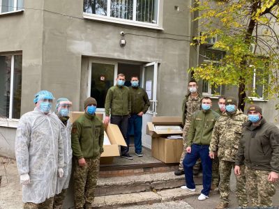 Львівські активісти передали військовому госпіталю медичне обладнання для боротьби з COVID-19  