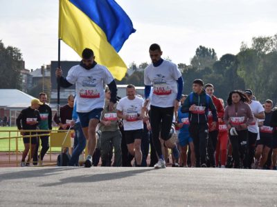 У Хмельницькому пройшов забіг «Шаную воїнів, біжу за Героїв України»  