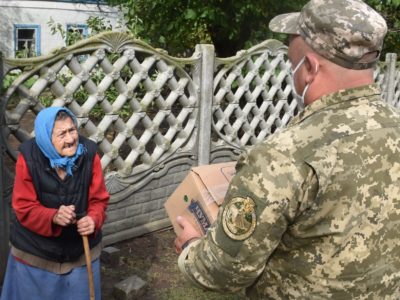 Українські військові передали одиноким ветеранам Херсонщини продуктові набори та солодощі