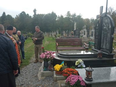 Є така традиція напередодні Дня захисника України прийти на могили тих, хто поліг у війні з російським окупантом  