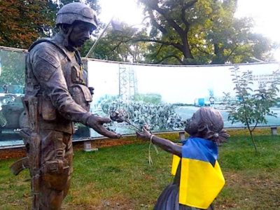 У Дніпрі таємничий митець відновив спаплюжений вандалами пам’ятник «Вдячність» у Музеї АТО  