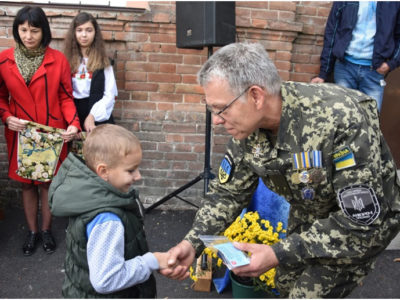 На Полтавщині дітям загиблих захисників вручили нагороди «Батьківське серце»  