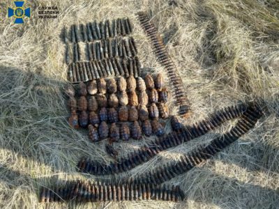 Схрони з великокаліберними снарядами та гранатами викрили на Луганщині