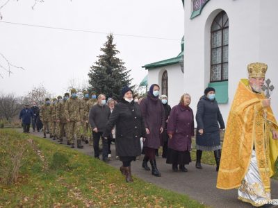 Пам’ять жертв голодоморів вшанували воїни-зв’язківці на Полтавщині  