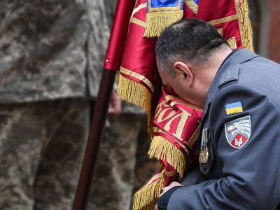 Герой України Олександр Трепак попрощався з бойовим прапором полку  