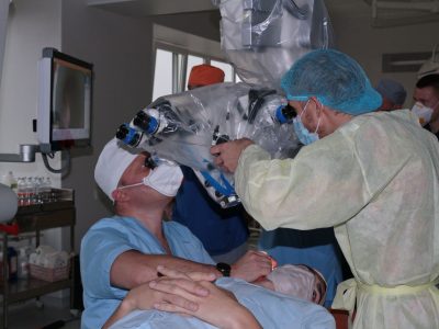 Харківські військові медики отримали надсучасний хірургічний мікроскоп, виготовлений у Швейцарії  