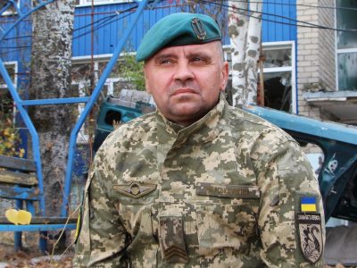 Після наскрізного поранення в шию сержант «Німець» вже стрибає з парашутом та без жодних потурань проходить смугу морського піхотинця  