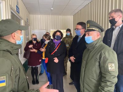 Посол Великої Британії побувала на адмінмежі з Кримом: тут не має бути цих КПВВ