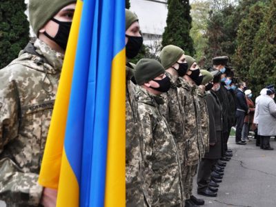 Курсанти-зв’язківці та ліцеїсти-богунівці вшанували пам’ять воїнів, які віддали життя за визволення Києва