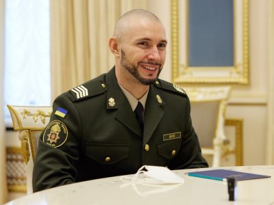 Радий, що у нас на службі є такі військові – Президент під час зустрічі з Віталієм Марківим  