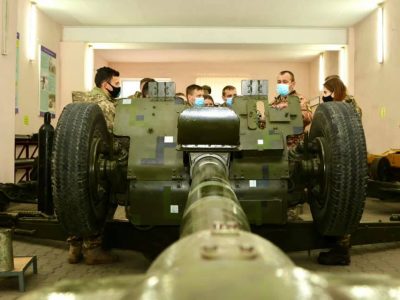 Курсанти-артилеристи на практичних заняттях діяли в ролі командирів розрахунків  