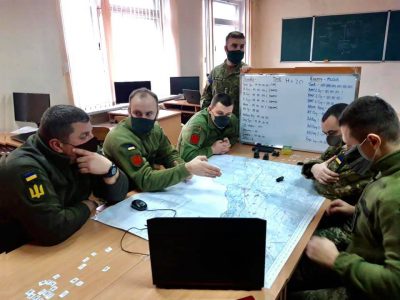 Канадські інструктори провели заняття для слухачів курсів капітанів у формі воєнної гри  