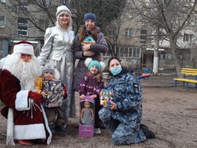 Військові моряки привітали дітей загиблого морпіха з Новим роком  