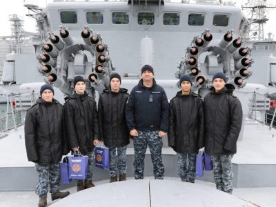 На борту фрегата «Гетьман Сагайдачний» командувач національного флоту привітав ліцеїстів з Днем святого Миколая  