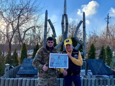 Рекорд: Українські військові виготовили найбільший тризуб із гільз  