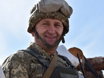 Старшина «взяв на себе» понад 20 осколків, рятуючи журналіста на передовій  