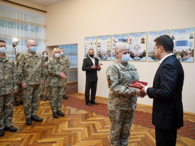 Завдяки волонтерам була побудована сучасна українська армія – Володимир Зеленський під час відвідання центру реабілітації військових в Ірпені