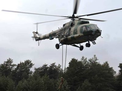 Дніпровські десантники відпрацювали безпарашутне десантування за допомогою спеціального обладнання з вертольота Мі-8  