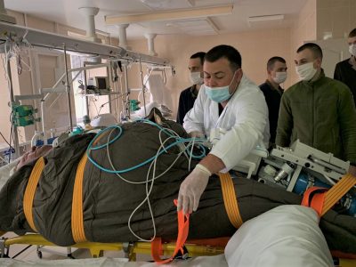 Військові медики провели евакуацію 230-кілограмового пацієнта. Як це було  