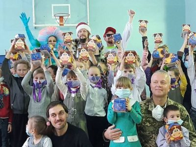 За сприяння військових майже 2000 дітей із прифронтової зони відвідали святкові концерти й отримали подарунки від святого Миколая  