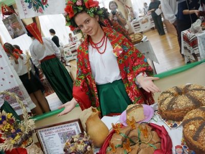 На Андріївські вечорниці до київських кадетів завітали паняночки з калитою  