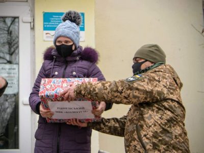 Рівняни передали подарунки школярам із Кримського  