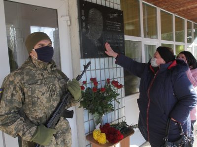 У Дніпрі встановили меморіальну дошку воїну-десантнику Артему Санжаровцю  