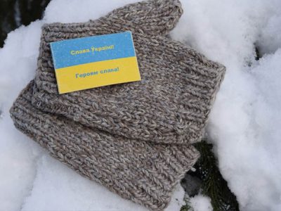 Українка наосліп зв’язала для захисників 2100 пар рукавичок  
