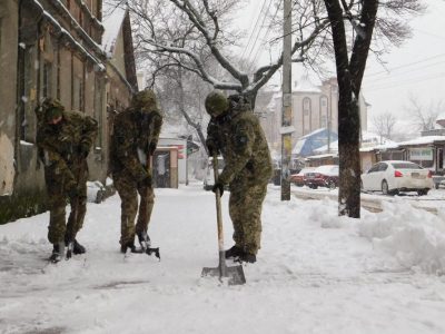 Військовослужбовці Білгород-Дністровського гарнізону долучились до розчищення вулиць міста від снігових заметів  